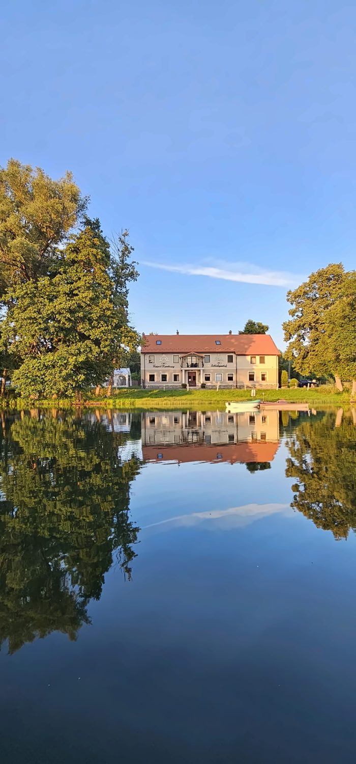 Widok na zajazd z jeziora