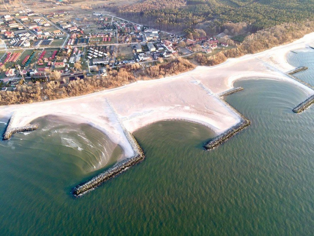 Plaża Dubaj w Jarosławcu z lotu ptaka, łukowate zatoczki między falochronami