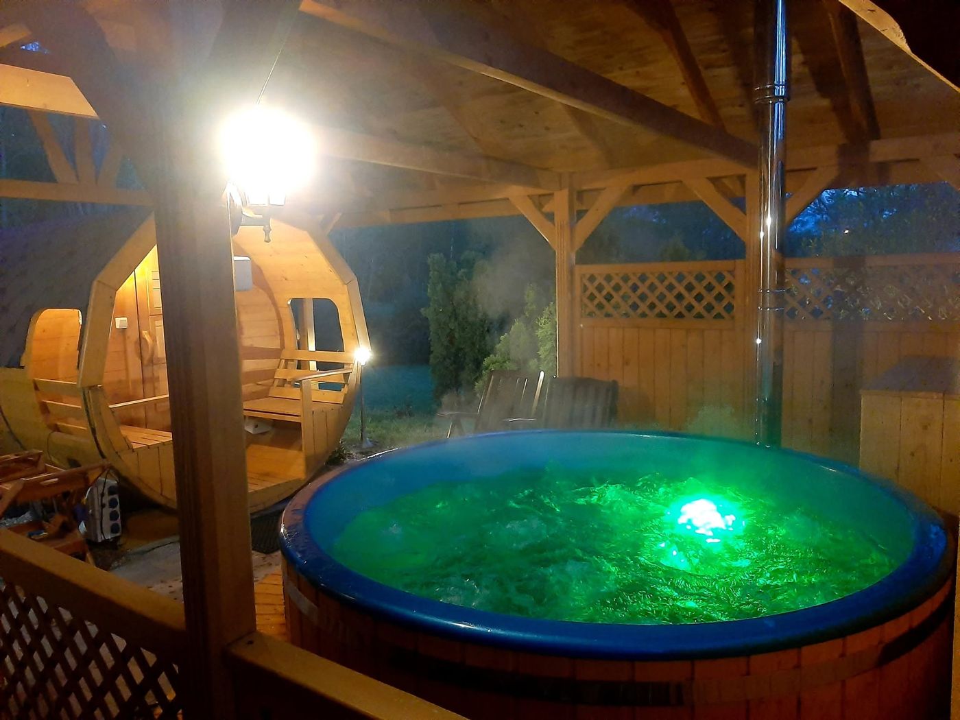 Podświetlona balia i sauna wieczorem