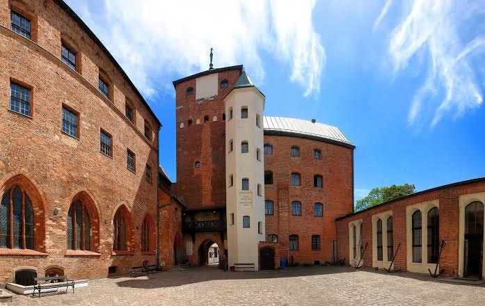 Dziedziniec Zamku Książąt Pomorskich z wieżą bramną